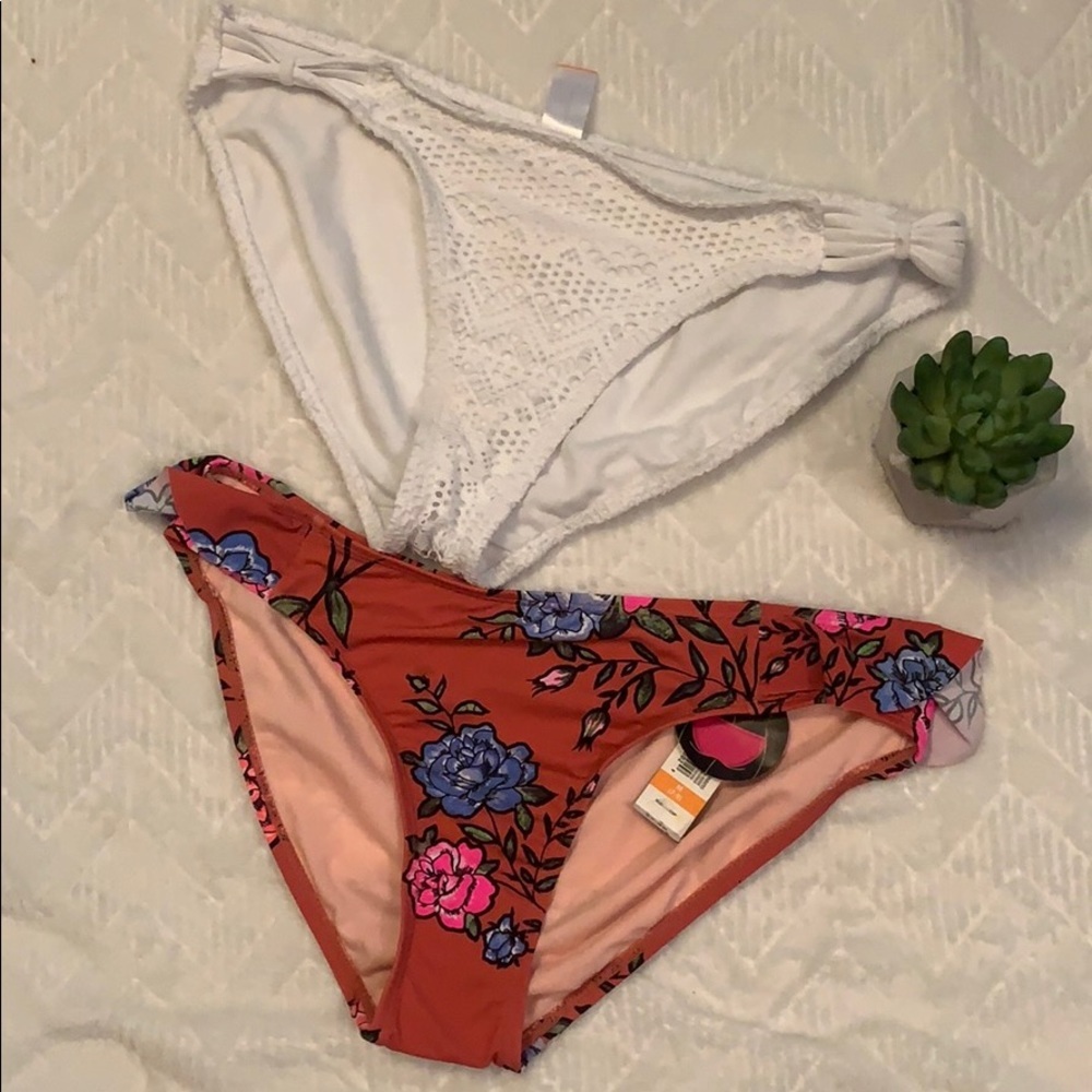 Two bikini‎ bottoms